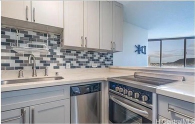 Live the ultimate Waikiki lifestyle in this beautifully - photo 3