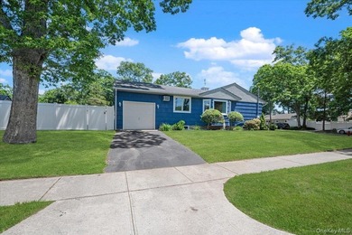 Welcome to 3 Cherry Street in Massapequa! This turnkey 3-bedroom - photo 3