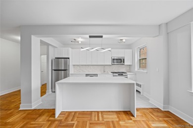 (private lake, pond, coastal) Home Sale Pending in New Rochelle New York