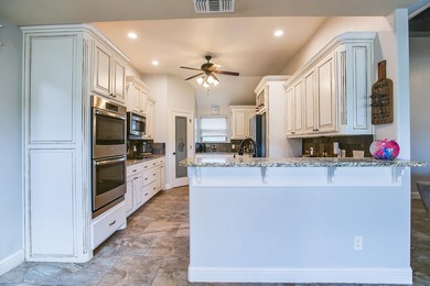 Beautiful 5 Bedroom, 3 Bath brick home on 1.05 fenced in acre - photo 12