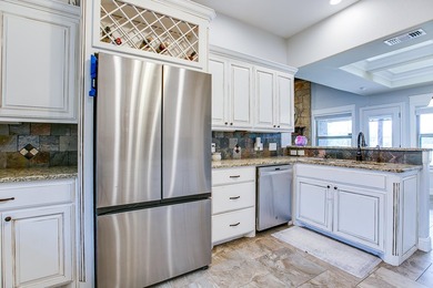 Beautiful 5 Bedroom, 3 Bath brick home on 1.05 fenced in acre - photo 13
