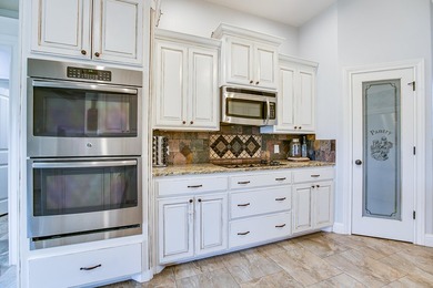 Beautiful 5 Bedroom, 3 Bath brick home on 1.05 fenced in acre - photo 14