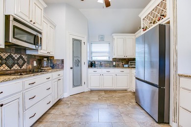 Beautiful 5 Bedroom, 3 Bath brick home on 1.05 fenced in acre - photo 15