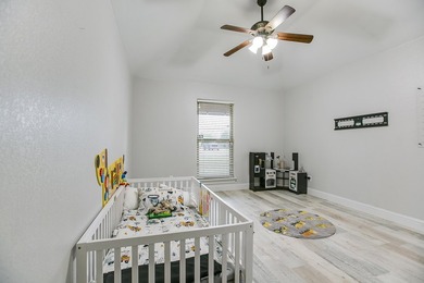 Beautiful 5 Bedroom, 3 Bath brick home on 1.05 fenced in acre - photo 16