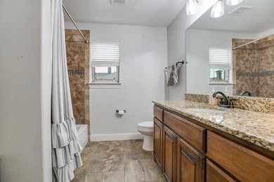 Beautiful 5 Bedroom, 3 Bath brick home on 1.05 fenced in acre - photo 18