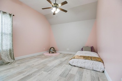 Beautiful 5 Bedroom, 3 Bath brick home on 1.05 fenced in acre - photo 21