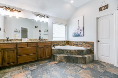 Beautiful 5 Bedroom, 3 Bath brick home on 1.05 fenced in acre - photo 27