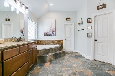 Beautiful 5 Bedroom, 3 Bath brick home on 1.05 fenced in acre - photo 28