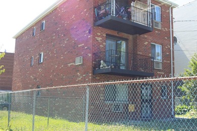 3 unit, corner property, new boiler, Water tank good, in window - photo 2
