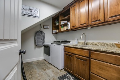 Beautiful 5 Bedroom, 3 Bath brick home on 1.05 fenced in acre - photo 37