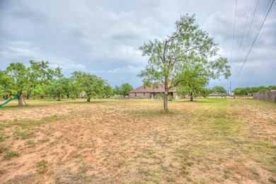 Beautiful 5 Bedroom, 3 Bath brick home on 1.05 fenced in acre - photo 42