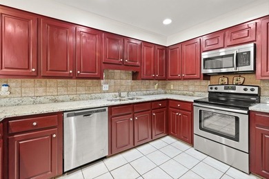 Welcome to this beautiful 4-bedroom townhouse offering plenty of - photo 14