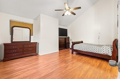 Welcome to this beautiful 4-bedroom townhouse offering plenty of - photo 25