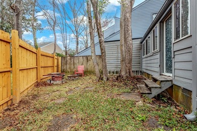 Welcome to this beautiful 4-bedroom townhouse offering plenty of - photo 32