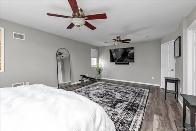 Bellmore water view 4-bedroom 2 bath colonial. Two 1st floor - photo 13