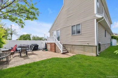 Bellmore water view 4-bedroom 2 bath colonial. Two 1st floor - photo 19