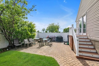 Bellmore water view 4-bedroom 2 bath colonial. Two 1st floor - photo 20