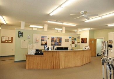 Large commercial building close to all major shopping with first - photo 4