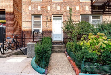 Perfect for pet lovers - no stairs here, just step right outside - photo 28
