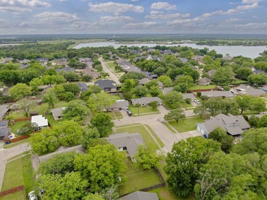 Recently renovated home on corner lot in established - photo 30