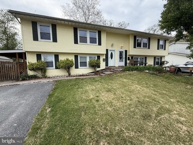 A charming move in ready 4 bedroom duplex, ready for you to call - photo 2