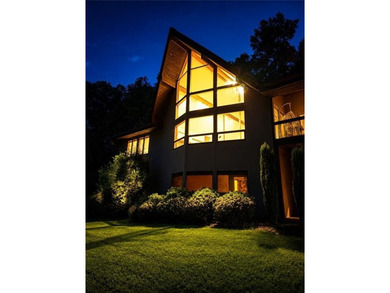 Gorgeous custom-built Lindal Cedar home offering 3 bedrooms and - photo 1