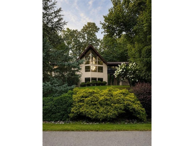 Gorgeous custom-built Lindal Cedar home offering 3 bedrooms and - photo 3