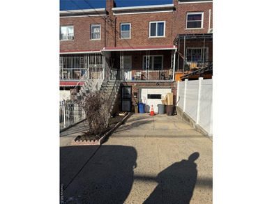 Investor's dream! This attached brick single-family house - photo 1