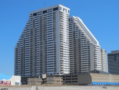 Welcome to easy coastal living in this spacious south-side - photo 1