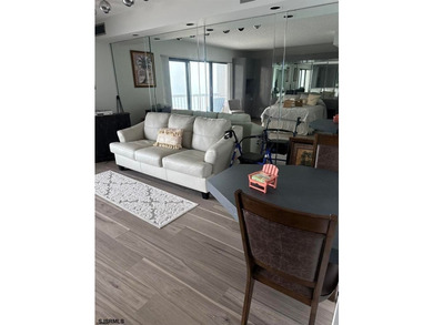 Welcome to easy coastal living in this spacious south-side - photo 4