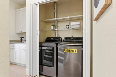 Stunning top-floor penthouse end-unit in the heart of Sunnyvale! - photo 31