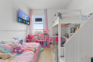 Spectacular Like-New Townhouse with 4 Bedrooms Located in a - photo 33