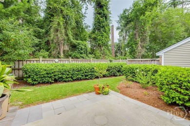 Lovely single-story, well-kept townhome in River Pointe is - photo 11