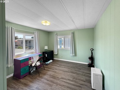 Charming, very well maintained 1,404 sq.ft. 3 Bed, 2 Bath home - photo 13