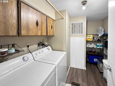 Charming, very well maintained 1,404 sq.ft. 3 Bed, 2 Bath home - photo 18