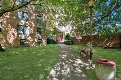 Sunny 1-Bedroom Co-op in Dara Gardens! Features a modern eat-in - photo 1