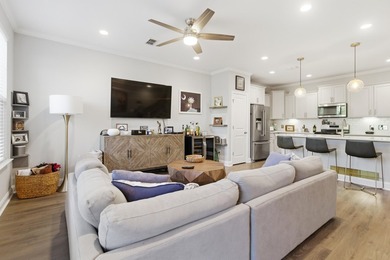 Gorgeous townhome on private pond lot less then 10 minutes to - photo 15