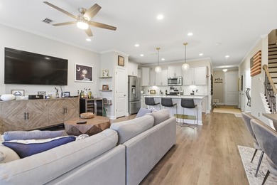 Gorgeous townhome on private pond lot less then 10 minutes to - photo 16