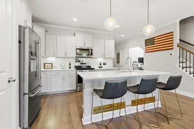 Gorgeous townhome on private pond lot less then 10 minutes to - photo 18