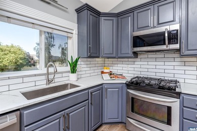 Lovely three bedroom mountain view home in the heart of - photo 19