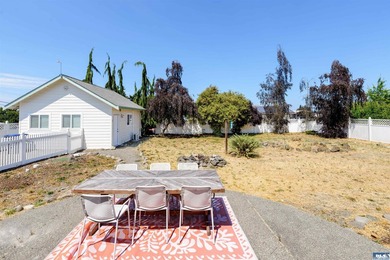 Lovely three bedroom mountain view home in the heart of - photo 24