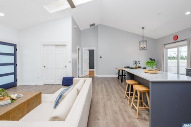 Lovely three bedroom mountain view home in the heart of - photo 25