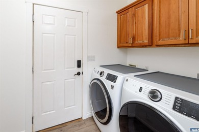 Lovely three bedroom mountain view home in the heart of - photo 36