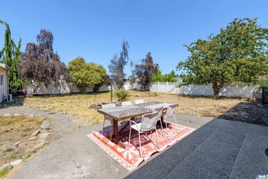 Lovely three bedroom mountain view home in the heart of - photo 37
