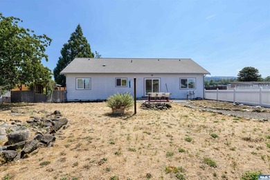 Lovely three bedroom mountain view home in the heart of - photo 38