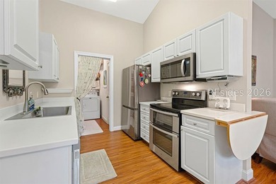 Beautifully maintained 2-bedroom, 2-bath condo offering spacious - photo 9