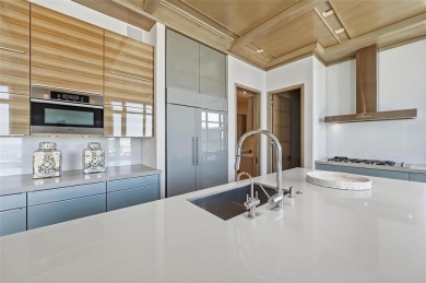 Captivating views of Dallas & exquisite details of pure luxury