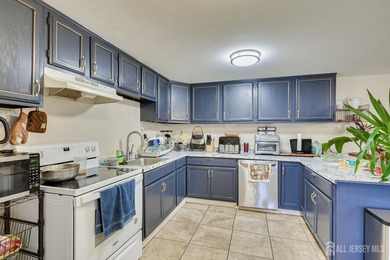 Amazing opportunity to Own a Mixed Use Building. This Beautiful - photo 15