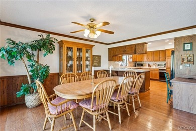 Welcome to this exceptional mountain retreat with one-of-a-kind - photo 11