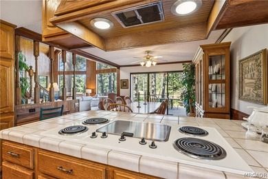Welcome to this exceptional mountain retreat with one-of-a-kind - photo 16